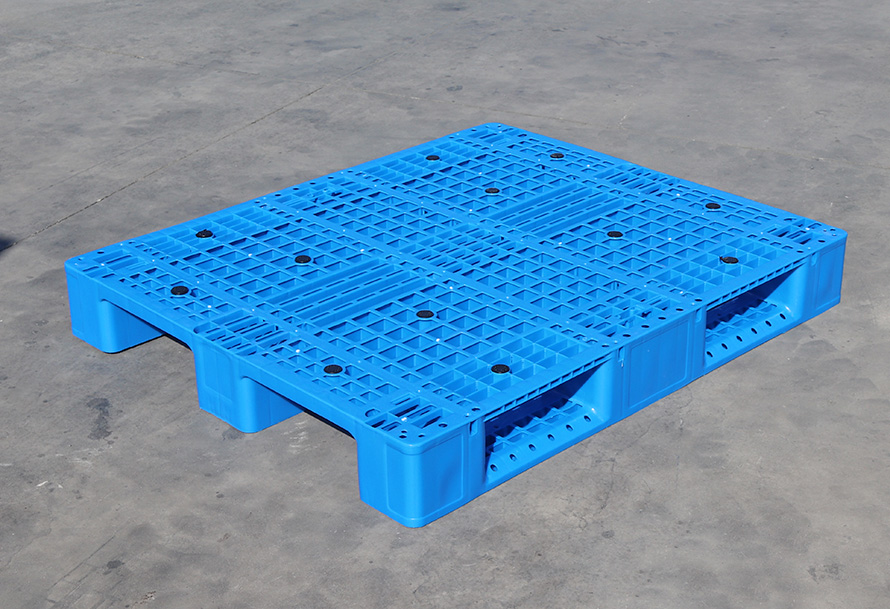 塑料托盤網(wǎng)格與平板的區(qū)別,如何選擇？